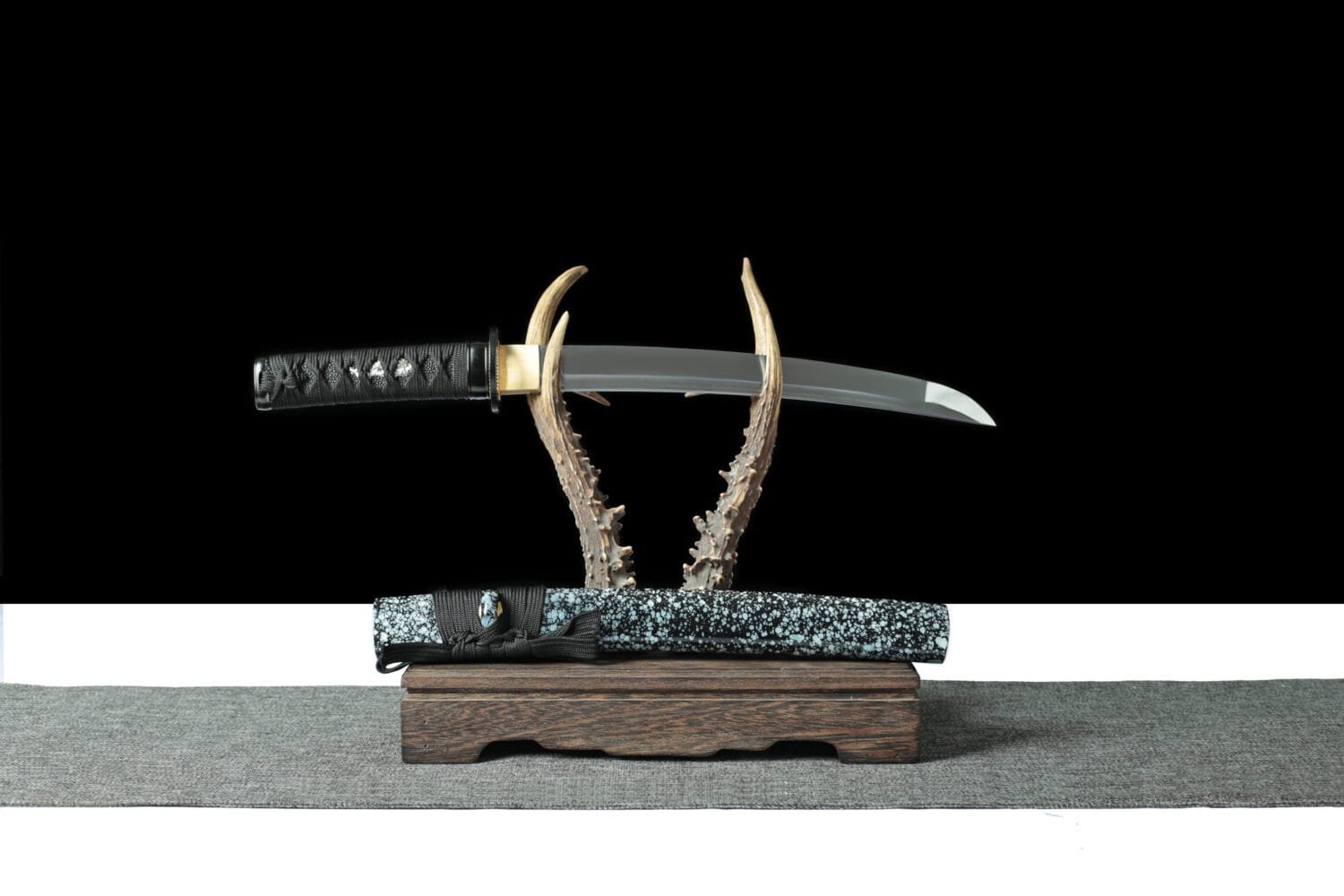 1060 Steel Katana - Handmade Japanese samurai sword with Lacquered Saya and Iron Fittings