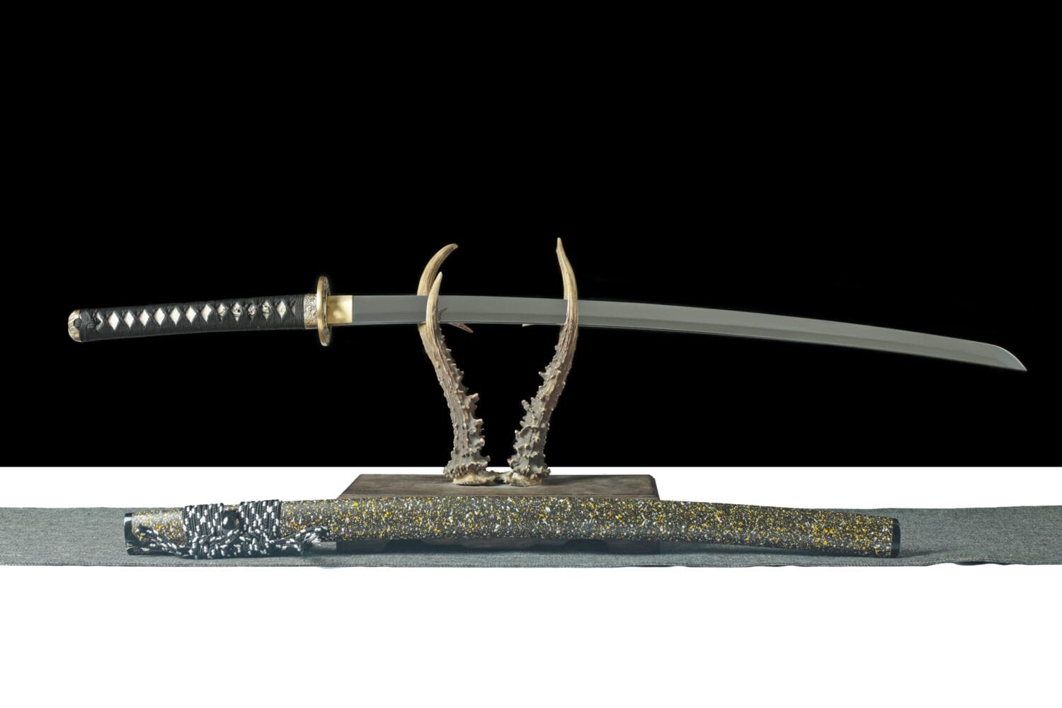 S7 Mirror Finish Katana - Handmade Japanese samurai sword with Green and Yellow Lacquered Saya and Copper Fittings