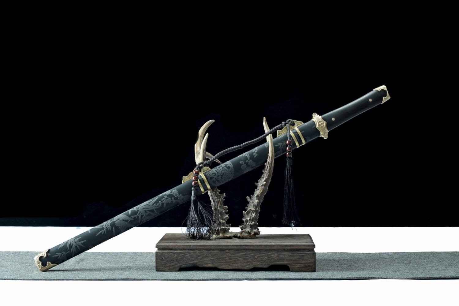 1095 steel Handcrafted Chinese Sabers With Black Scabbard