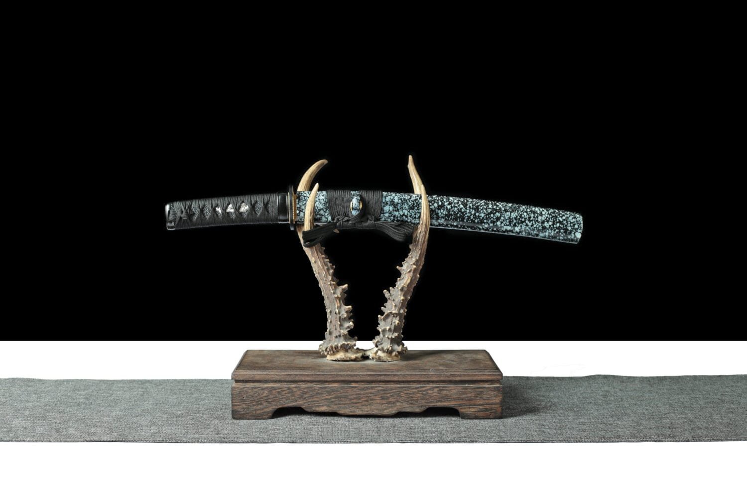 1060 Steel Katana - Handmade Japanese samurai sword with Lacquered Saya and Iron Fittings