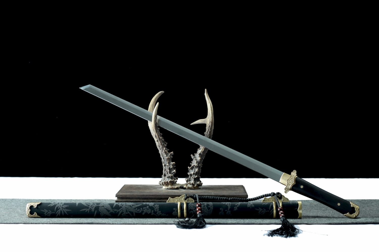 1095 steel Handcrafted Chinese Sabers With Black Scabbard