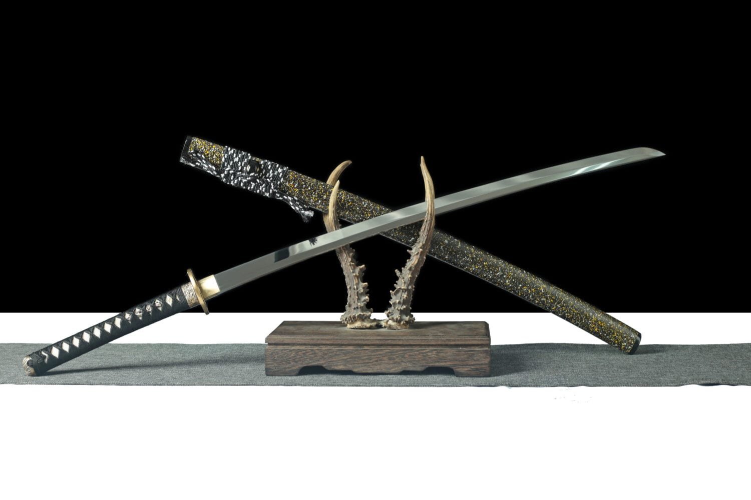 S7 Mirror Finish Katana - Handmade Japanese samurai sword with Green and Yellow Lacquered Saya and Copper Fittings