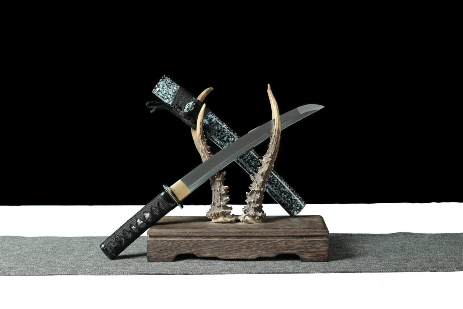1060 Steel Katana - Handmade Japanese samurai sword with Lacquered Saya and Iron Fittings
