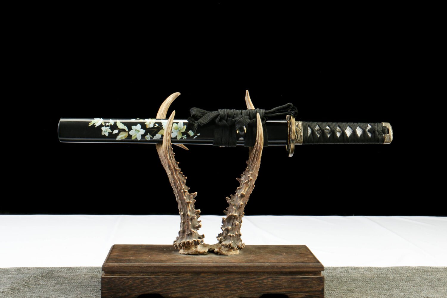 IMG_0057 T10 steel - pure handmade Japanese katana - earth-covered and burnt blade - green leather sheath - zinc alloy fittings - night flower