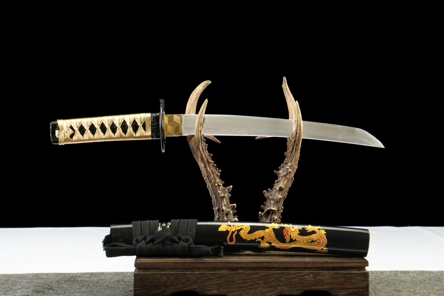 Patterned steel-handmade Japanese samurai sword-green leather scabbard-dragon-gold shadow