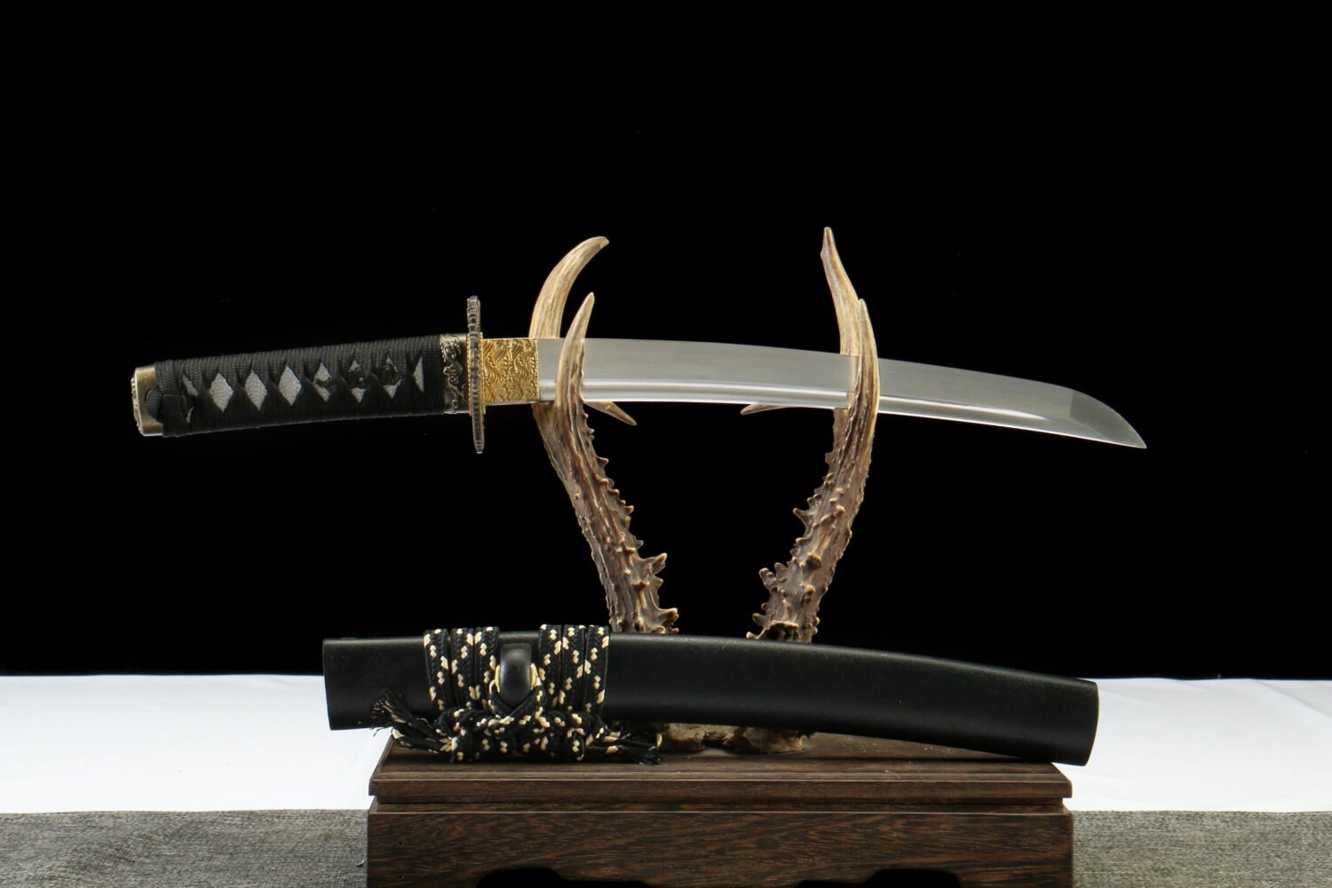 IMG_0067 T10 steel - pure hand-forged samurai sword - earth-covered burnt blade - green leather sheath - lingling