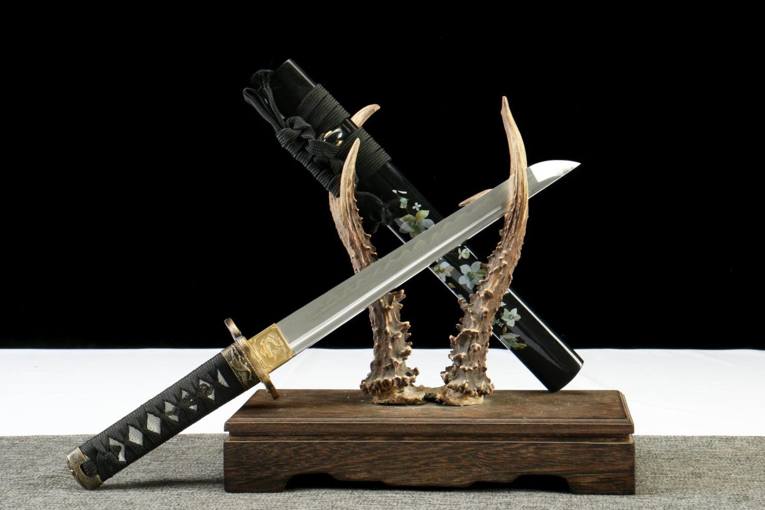 IMG_0073 T10 steel - pure handmade Japanese katana - earth-covered and burnt blade - green leather sheath - zinc alloy fittings - night flower