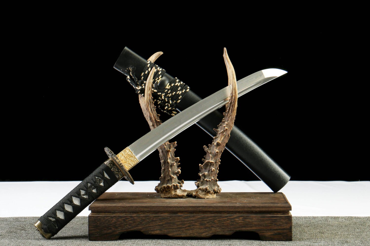 IMG_0075 T10 steel - pure hand-forged samurai sword - earth-covered burnt blade - green leather sheath - lingling