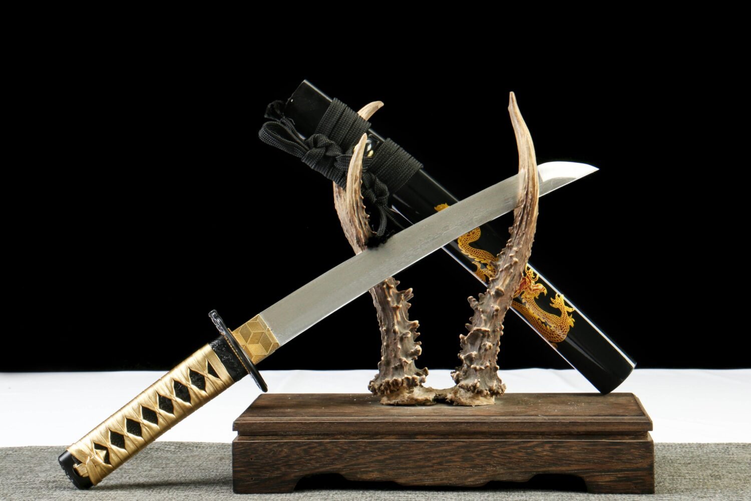 Patterned steel-handmade Japanese samurai sword-green leather scabbard-dragon-gold shadow