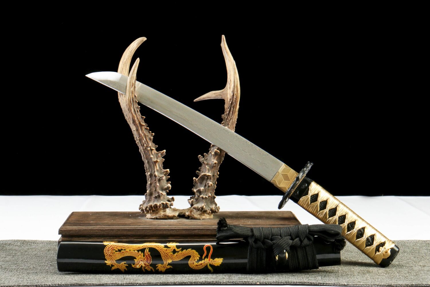 Patterned steel-handmade Japanese samurai sword-green leather scabbard-dragon-gold shadow