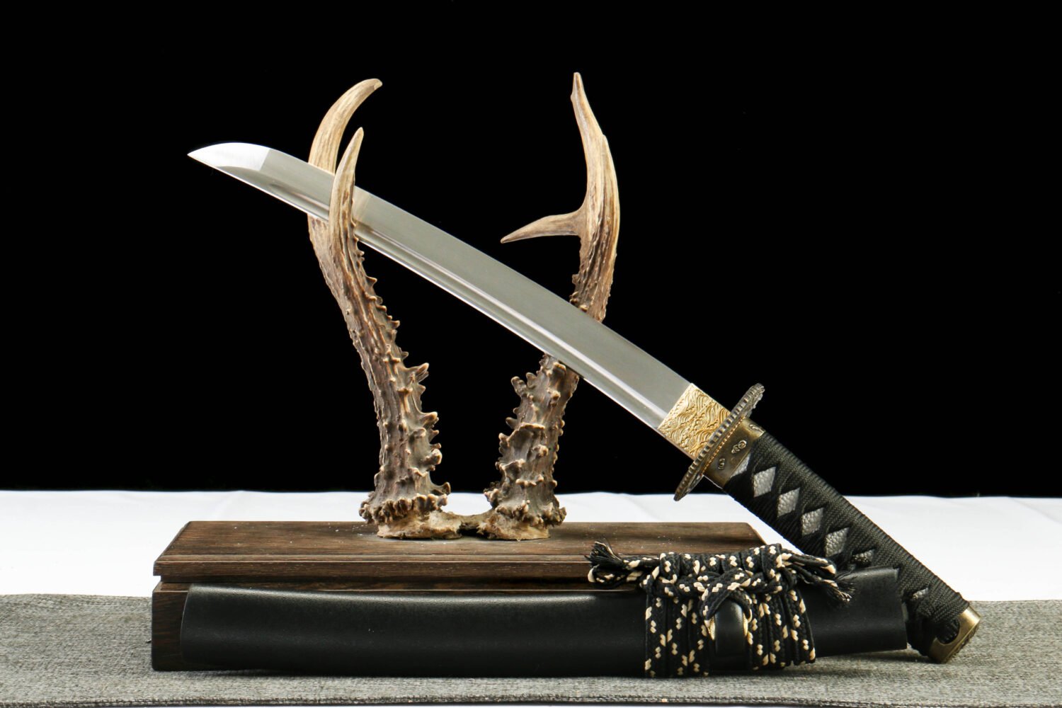 IMG_0078 T10 steel - pure hand-forged samurai sword - earth-covered burnt blade - green leather sheath - lingling