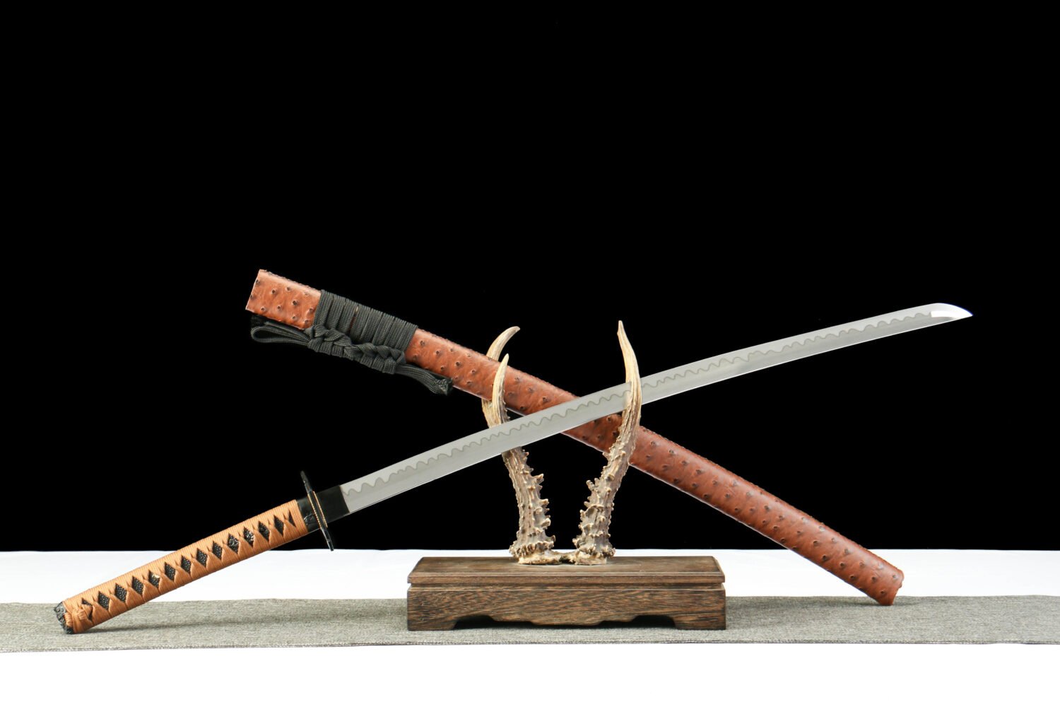 1065 steel - pure handmade Japanese samurai sword - green leather sheath - iron alloy fittings - hole - pine