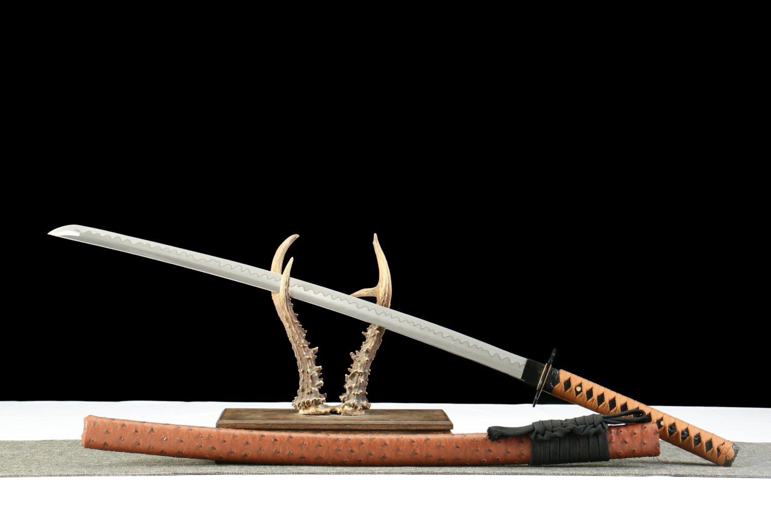 1065 steel - pure handmade Japanese samurai sword - green leather sheath - iron alloy fittings - hole - pine