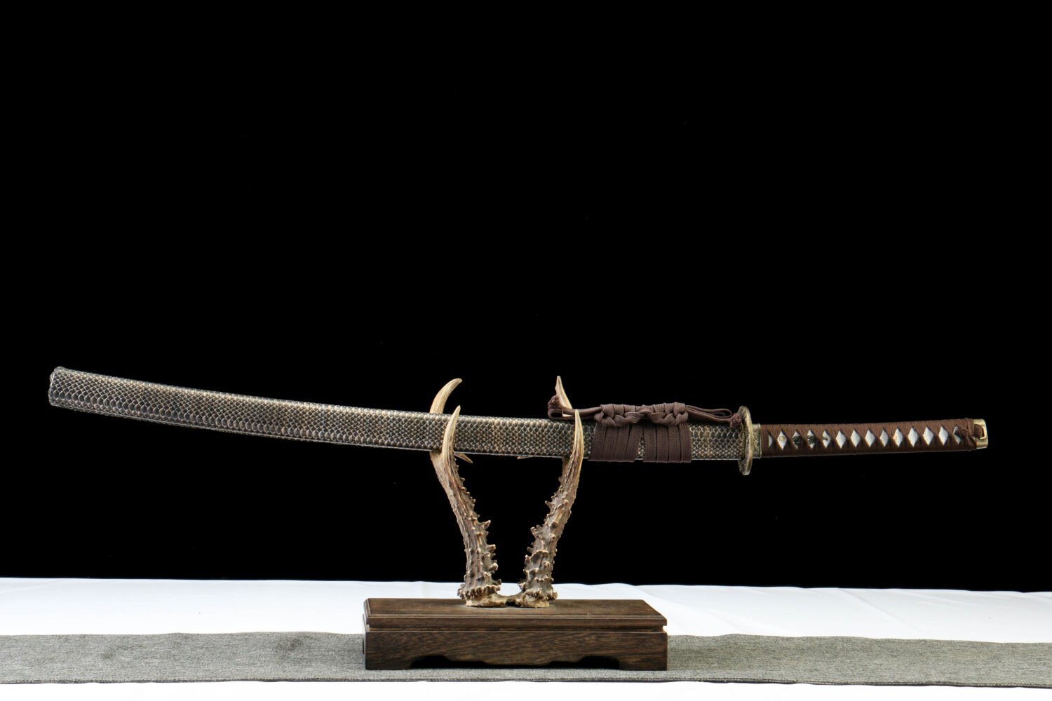 IMG_8862 65Mn steel  - Pure Hand-Forged Katana - Green Wood Scabbard - Zinc Alloy Fitting - Scales - Black Feather