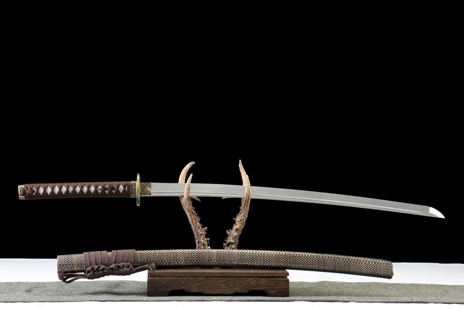 IMG_8864 65Mn steel  - Pure Hand-Forged Katana - Green Wood Scabbard - Zinc Alloy Fitting - Scales - Black Feather