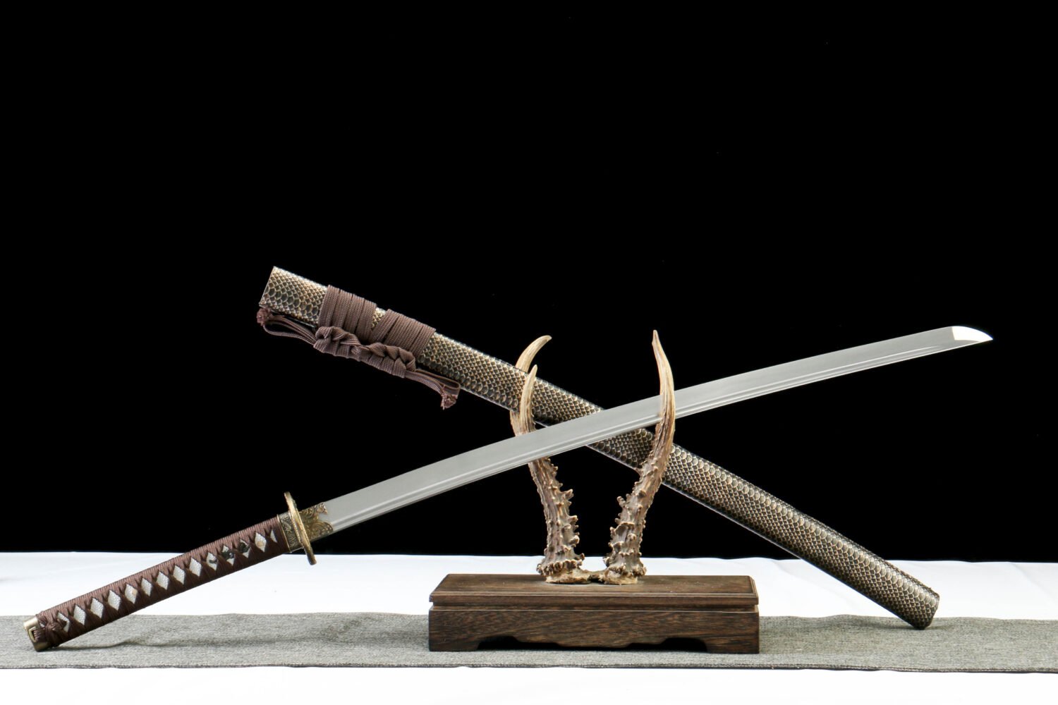 IMG_8870 65Mn steel  - Pure Hand-Forged Katana - Green Wood Scabbard - Zinc Alloy Fitting - Scales - Black Feather