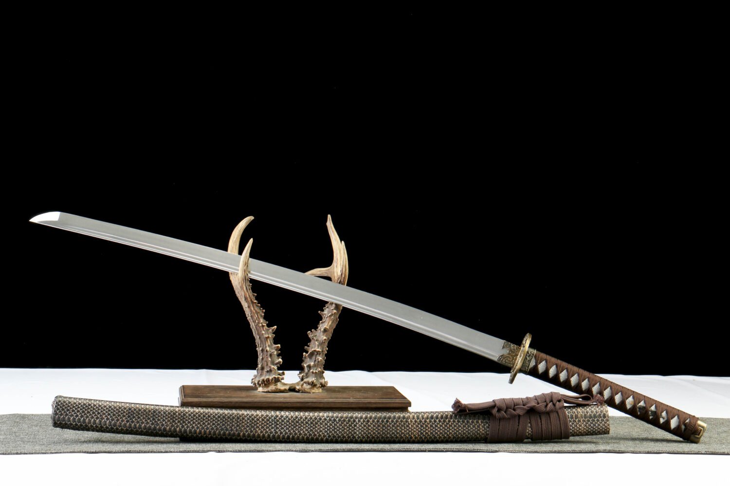 IMG_8880 65Mn steel  - Pure Hand-Forged Katana - Green Wood Scabbard - Zinc Alloy Fitting - Scales - Black Feather