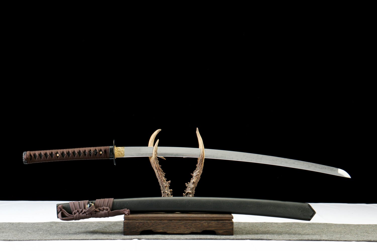 IMG_9066 1065 steel - pure handmade Japanese katana - green leather sheath - brown - brilliant flame