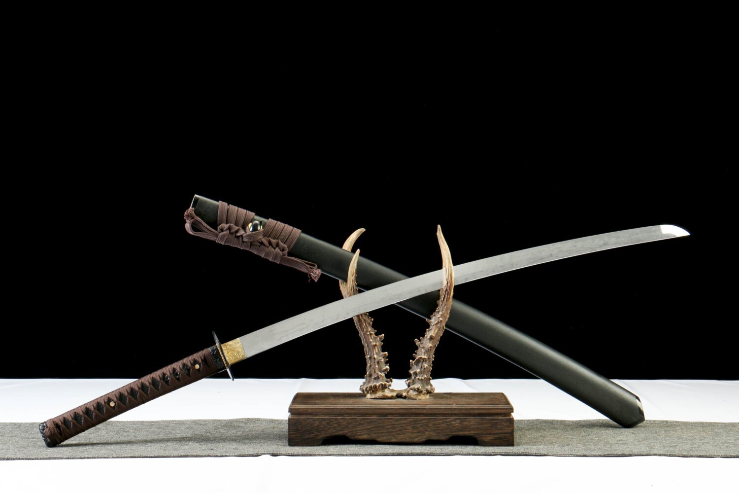 IMG_9076 1065 steel - pure handmade Japanese katana - green leather sheath - brown - brilliant flame