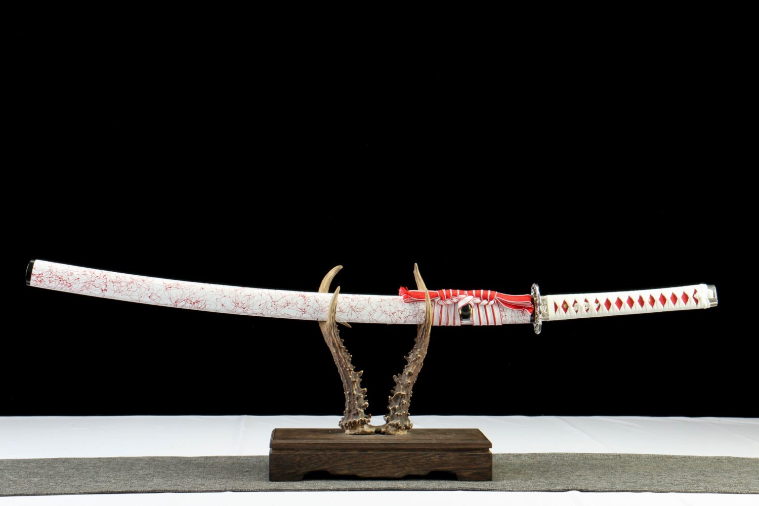 IMG_9848 1065 steel - pure hand-forged samurai sword - green leather sheath - zinc alloy fittings - red and white - frost blade blood weave