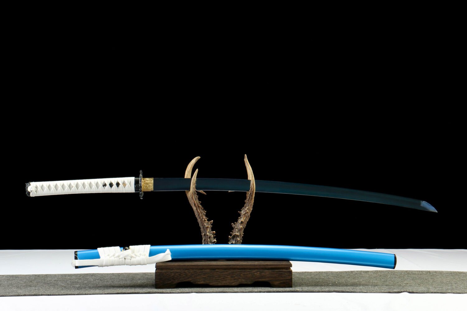 IMG_9859 1065 steel - pure hand-forged samurai sword - green leather sheath - roasted blue - dark mist