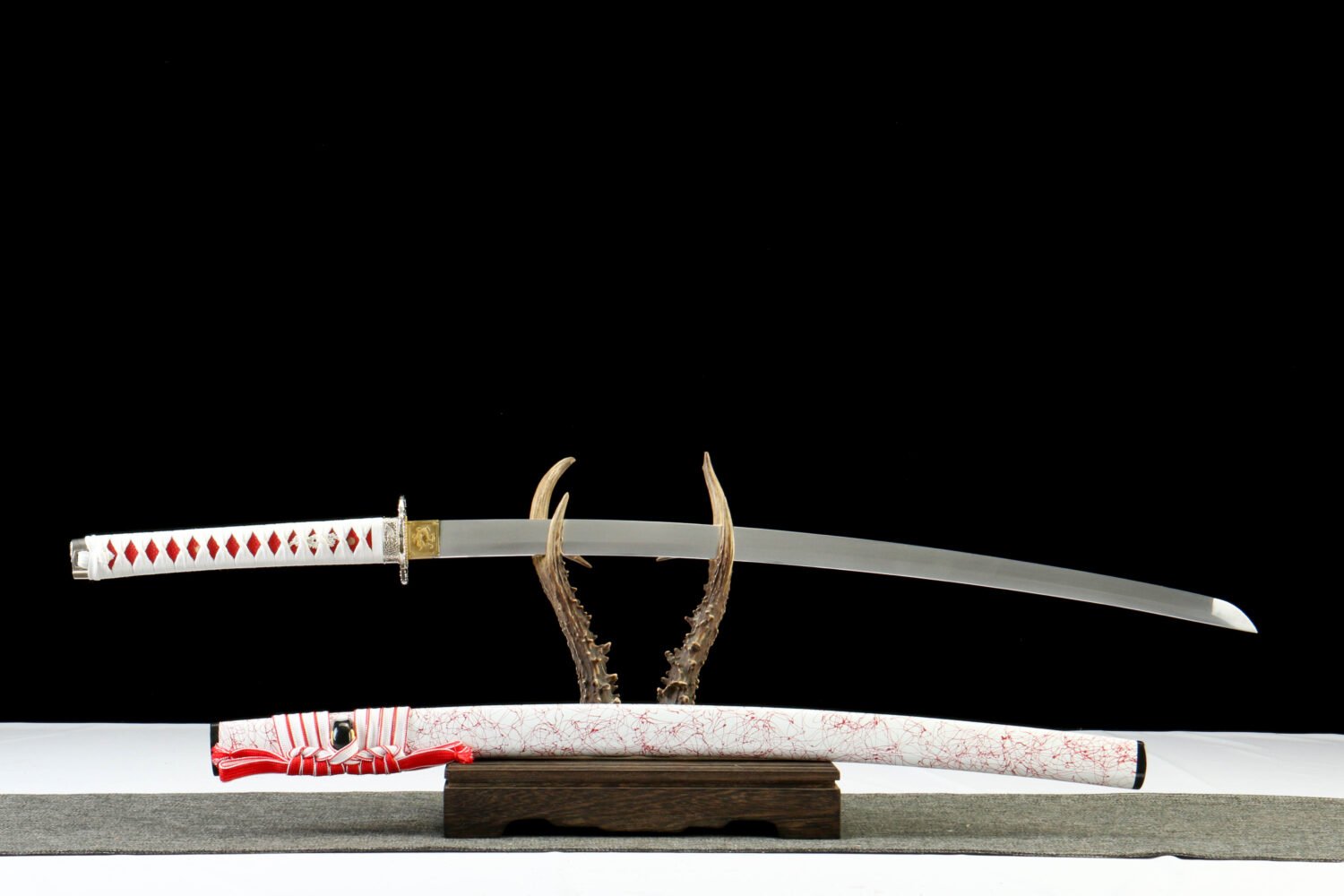 IMG_9869 1065 steel - pure hand-forged samurai sword - green leather sheath - zinc alloy fittings - red and white - frost blade blood weave