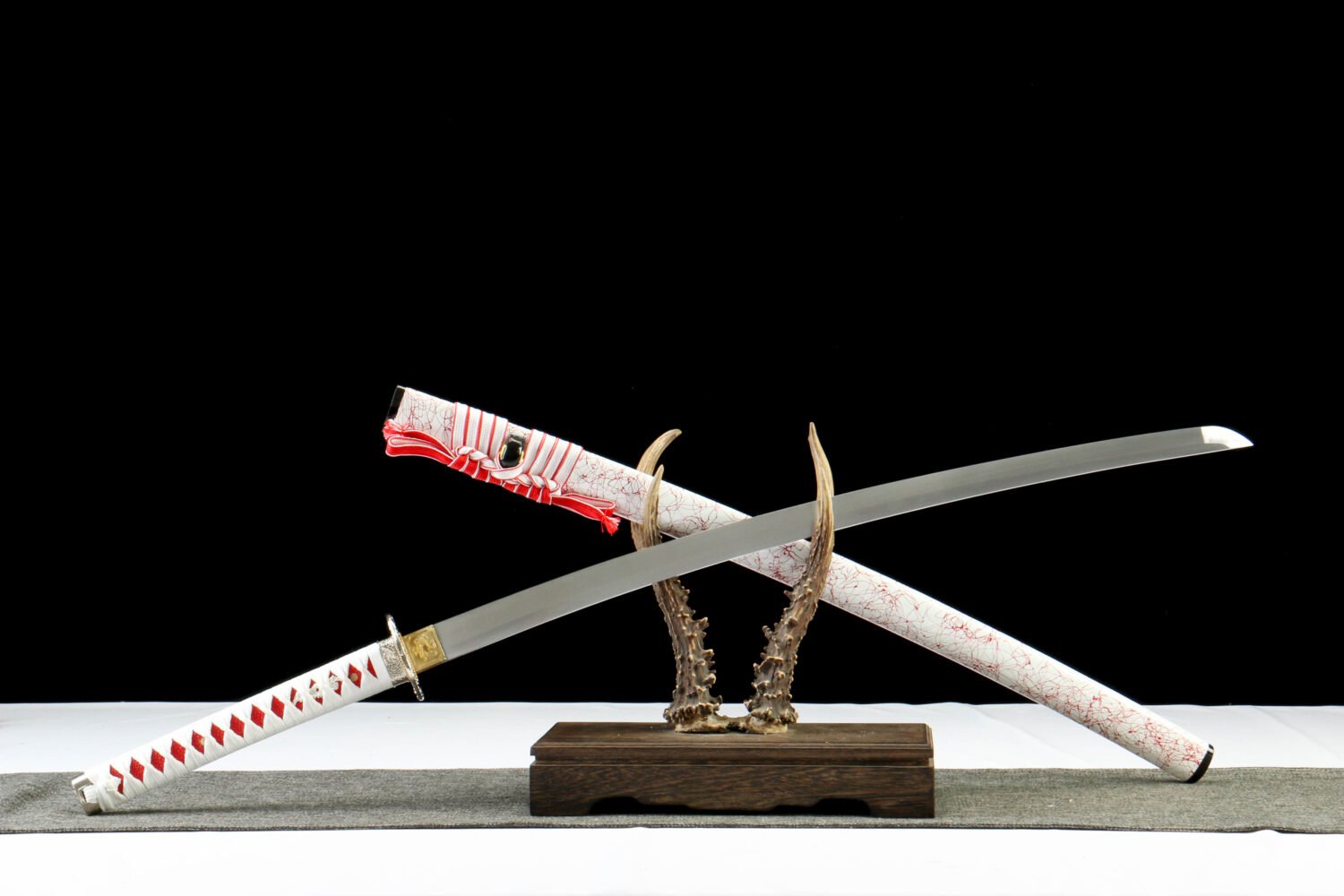 IMG_9871 1065 steel - pure hand-forged samurai sword - green leather sheath - zinc alloy fittings - red and white - frost blade blood weave