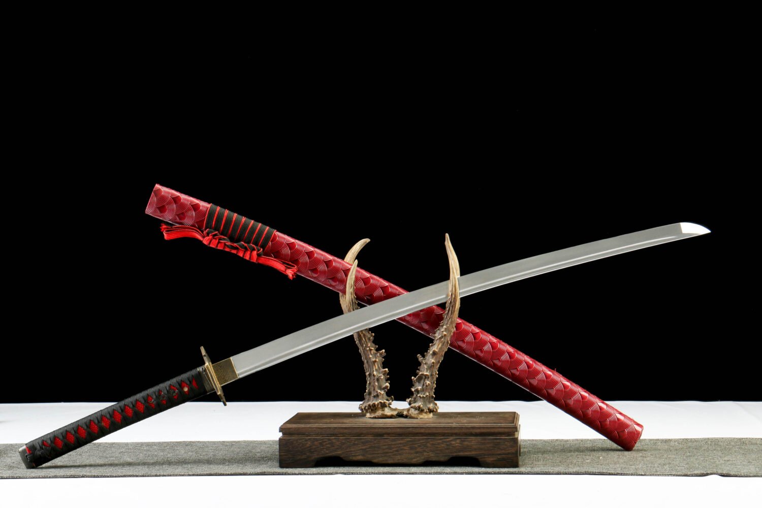 IMG_9875 1065 steel - pure hand-forged samurai sword - green leather sheath - red - deep fire