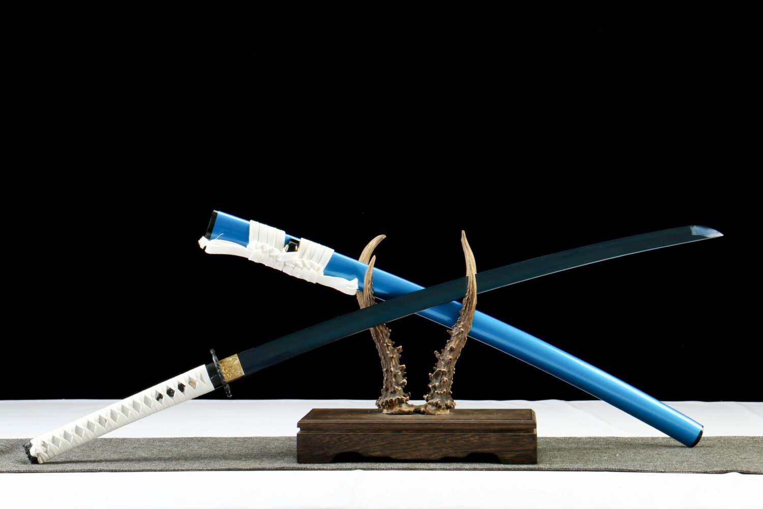 IMG_9876 1065 steel - pure hand-forged samurai sword - green leather sheath - roasted blue - dark mist