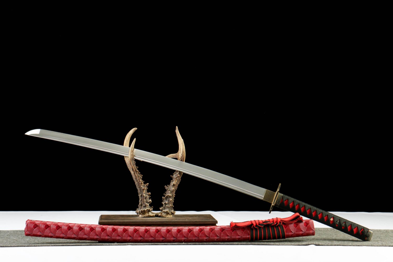 IMG_9878 1065 steel - pure hand-forged samurai sword - green leather sheath - red - deep fire