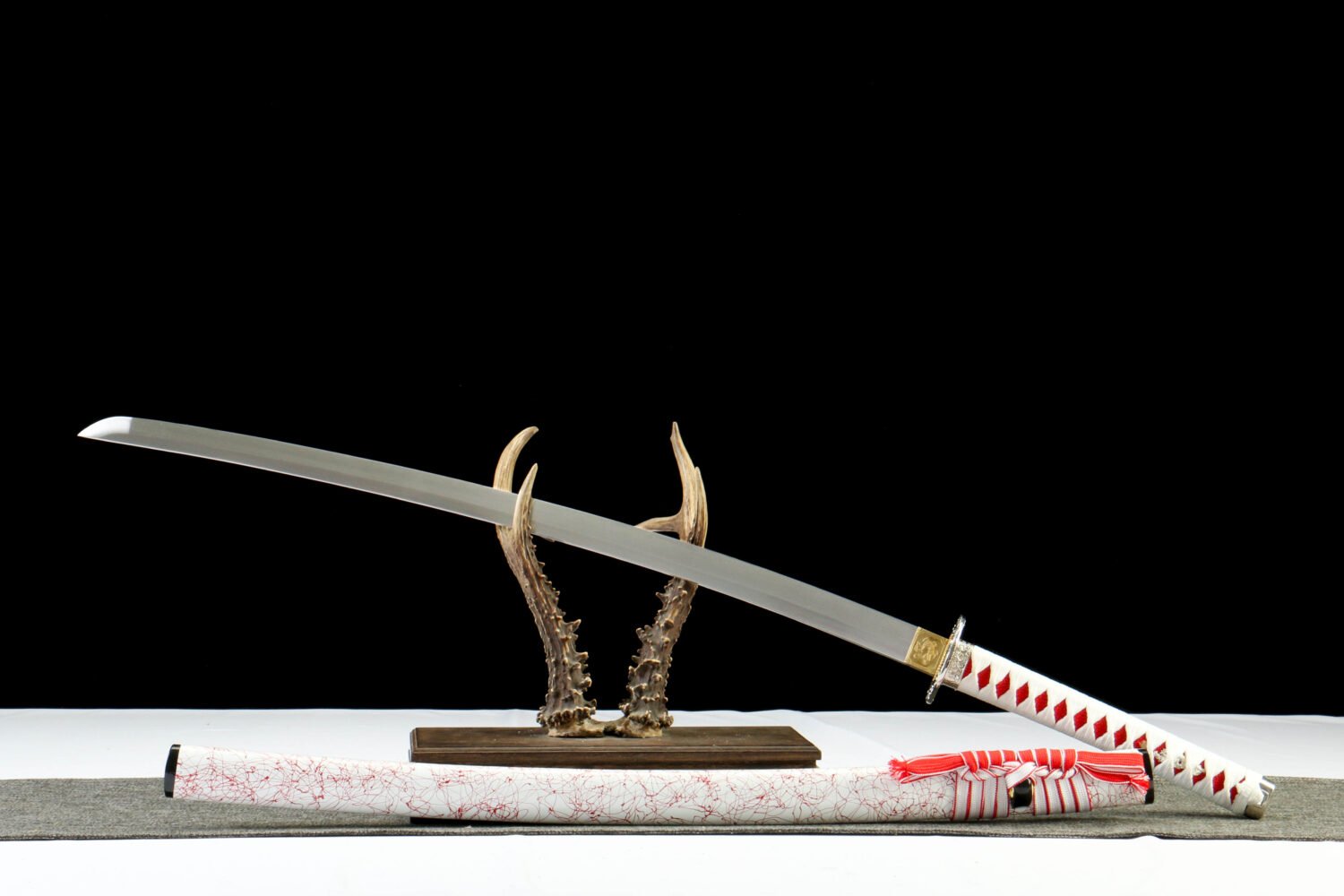 IMG_9886 1065 steel - pure hand-forged samurai sword - green leather sheath - zinc alloy fittings - red and white - frost blade blood weave