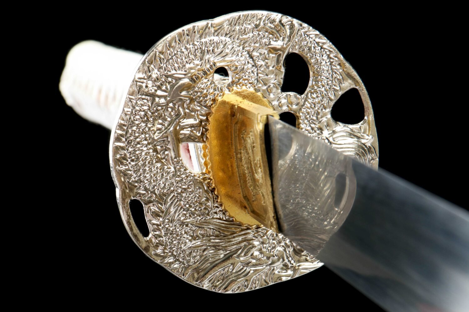 IMG_9889 1065 steel - pure hand-forged samurai sword - green leather sheath - zinc alloy fittings - red and white - frost blade blood weave