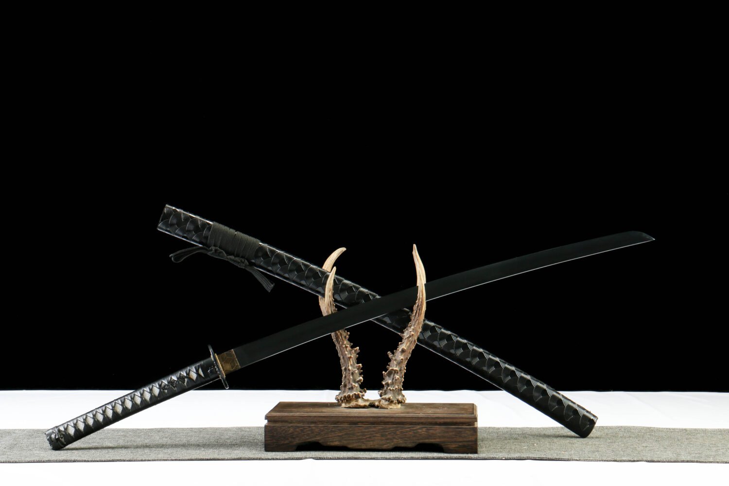 IMG_9964 1065 steel - pure handmade Japanese katana - green leather sheath - zinc alloy fittings - roasted black - katana