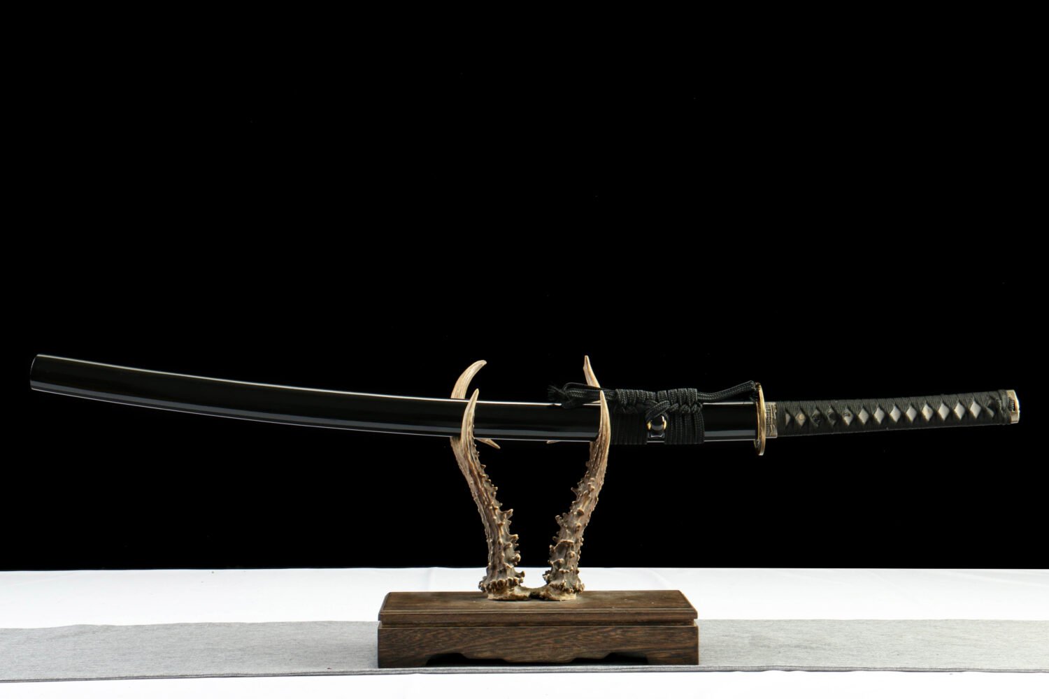 IMG_1211 1065 steel - pure hand-forged samurai sword - zinc alloy fittings - green leather sheath - black - night crossing