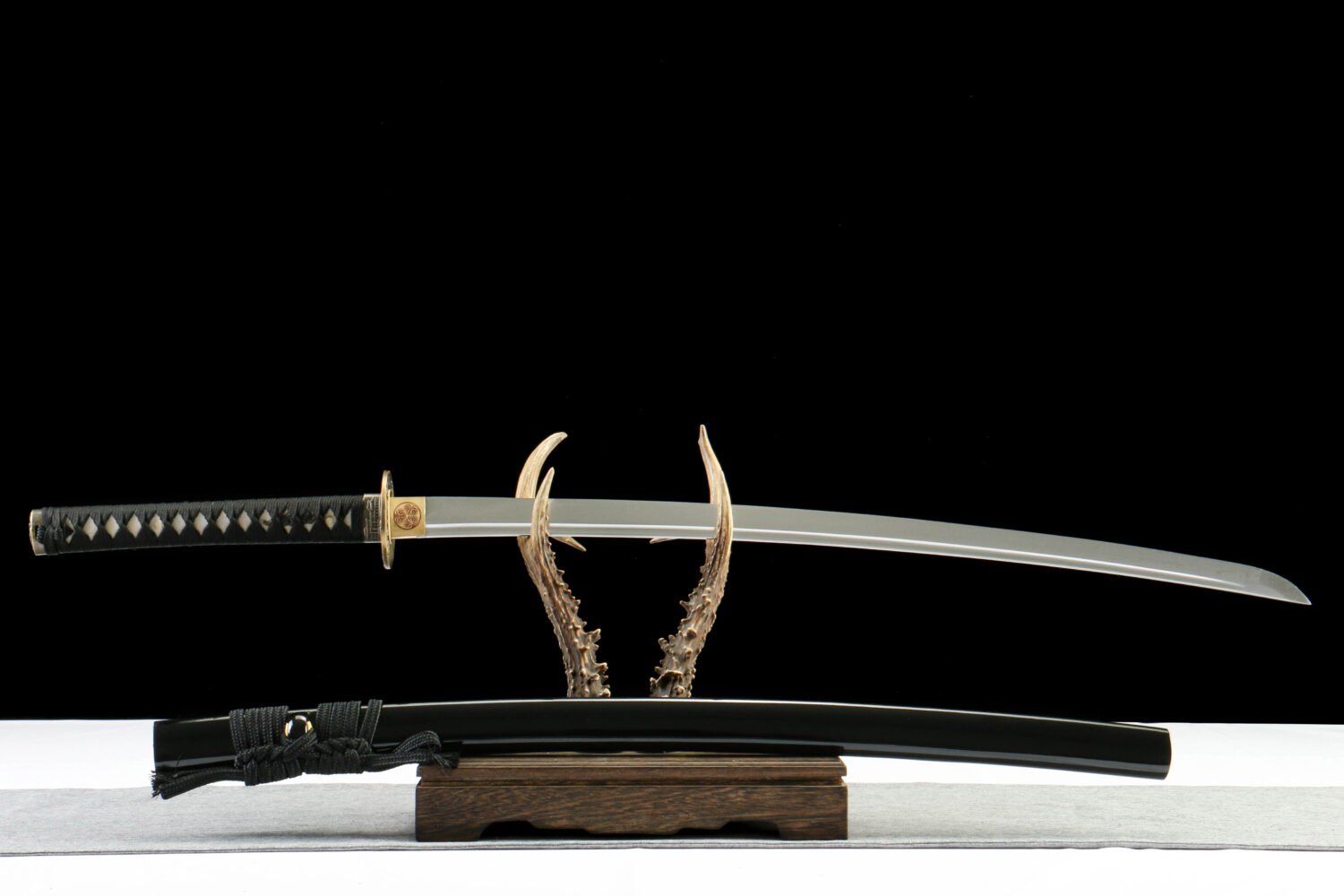 IMG_1214 1065 steel - pure hand-forged samurai sword - zinc alloy fittings - green leather sheath - black - night crossing