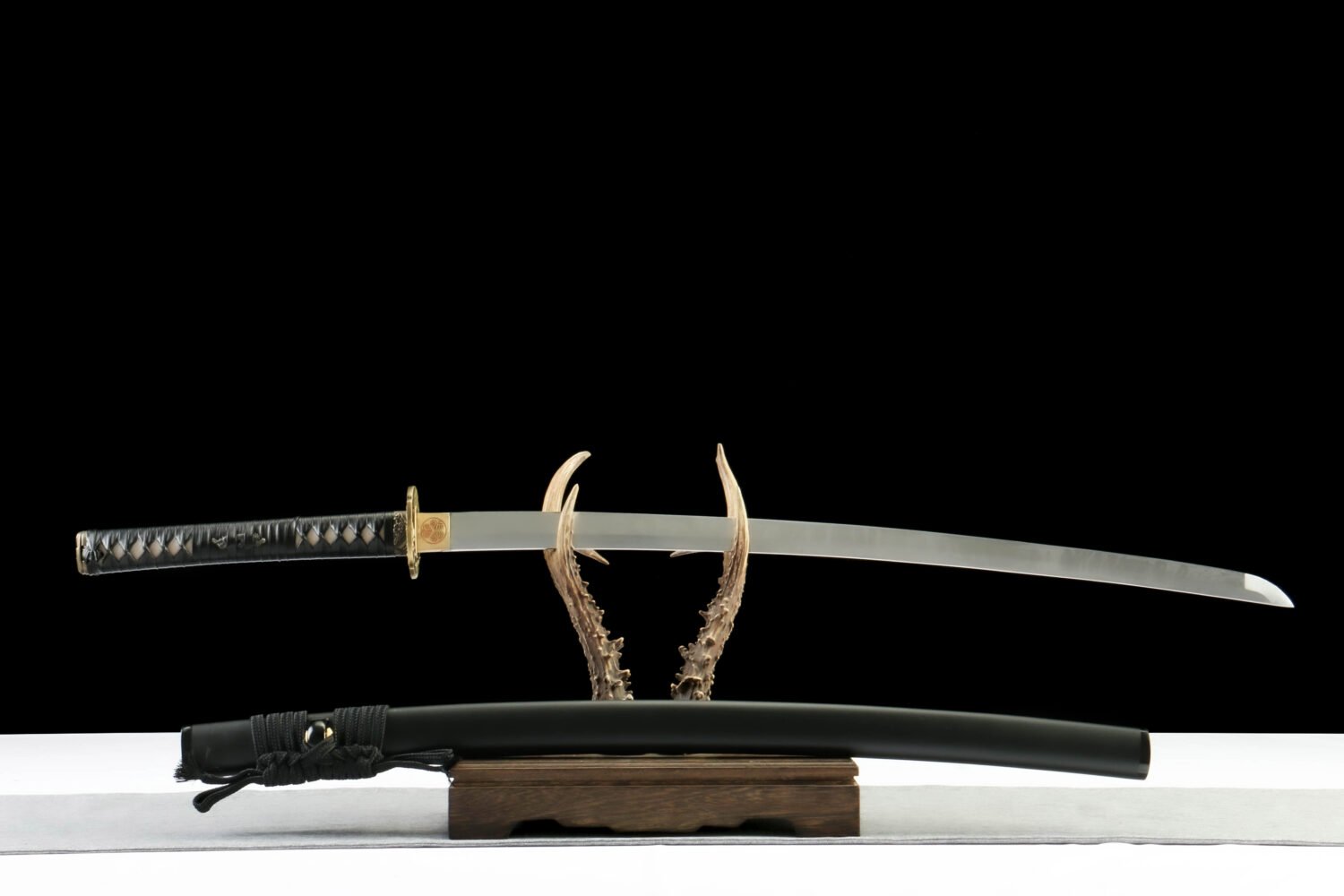 IMG_1216 1065 steel - pure hand-forged samurai sword - zinc alloy fittings - green leather sheath - black - burial blade