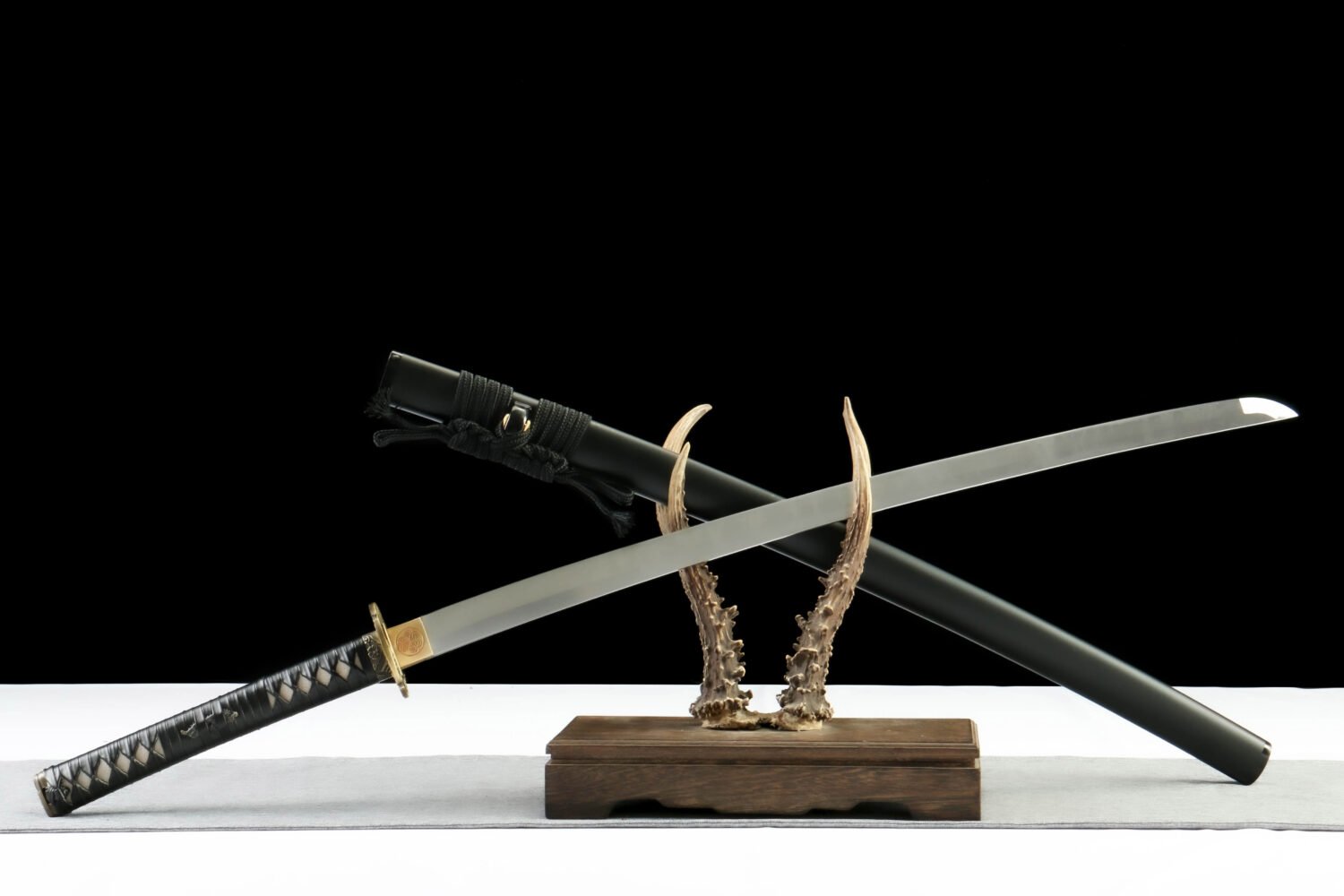 IMG_1219 1065 steel - pure hand-forged samurai sword - zinc alloy fittings - green leather sheath - black - burial blade