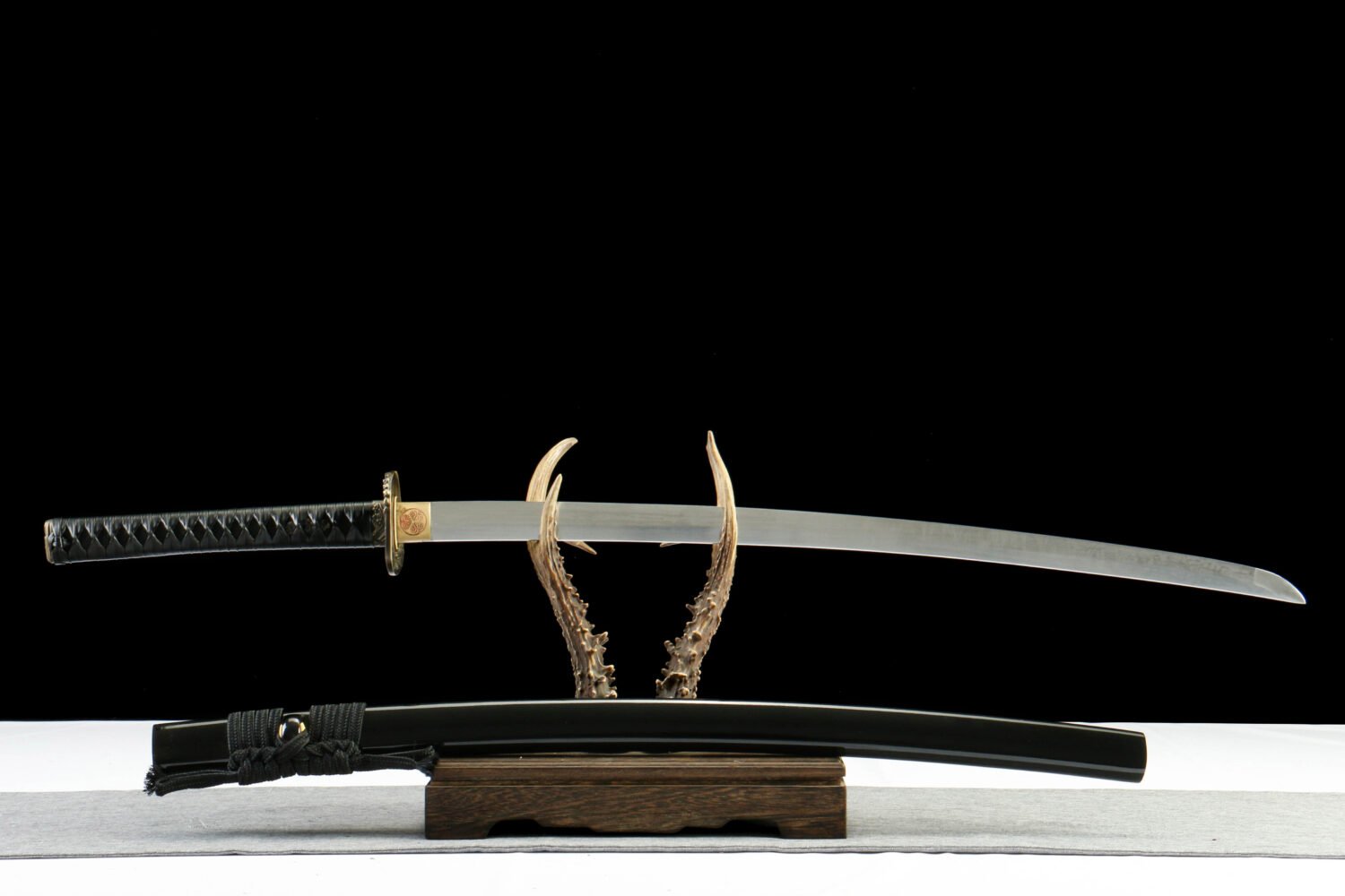 1065 steel - pure handmade Japanese samurai sword - zinc alloy fittings - all black high carbon steel samurai sword - black wing