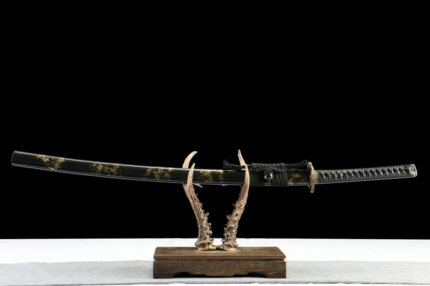 1065 steel - pure handmade Japanese samurai sword - zinc alloy fittings - hardware flower high carbon steel samurai sword - black flower