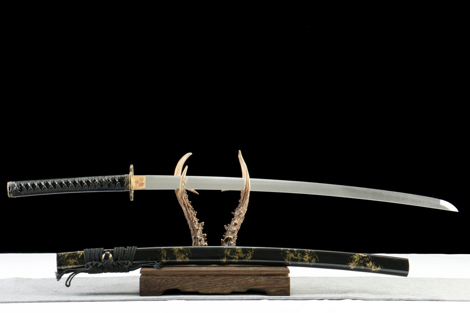 1065 steel - pure handmade Japanese samurai sword - zinc alloy fittings - hardware flower high carbon steel samurai sword - black flower