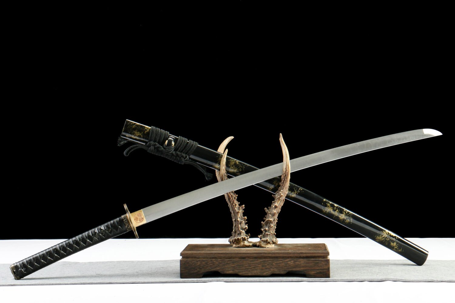 1065 steel - pure handmade Japanese samurai sword - zinc alloy fittings - hardware flower high carbon steel samurai sword - black flower