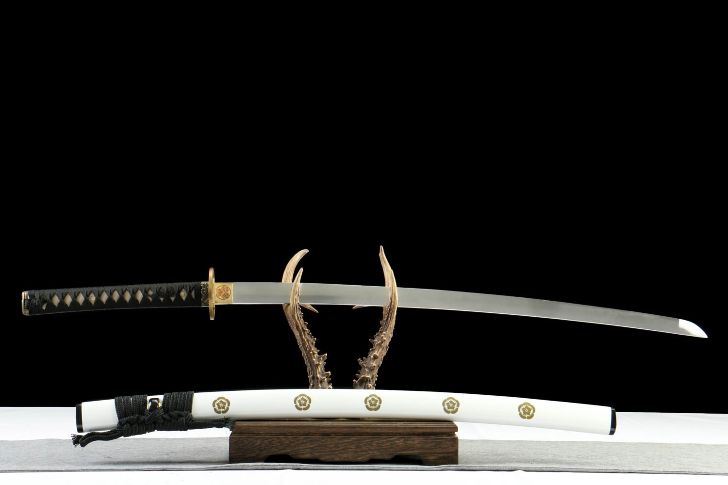 IMG_1669-2 1065 steel - pure hand-forged samurai sword - zinc alloy fittings - white family pattern high carbon steel samurai sword - white phoenix