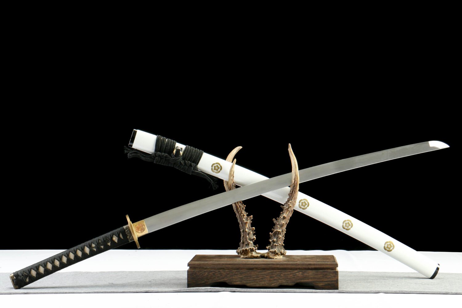 IMG_1679-2 1065 steel - pure hand-forged samurai sword - zinc alloy fittings - white family pattern high carbon steel samurai sword - white phoenix