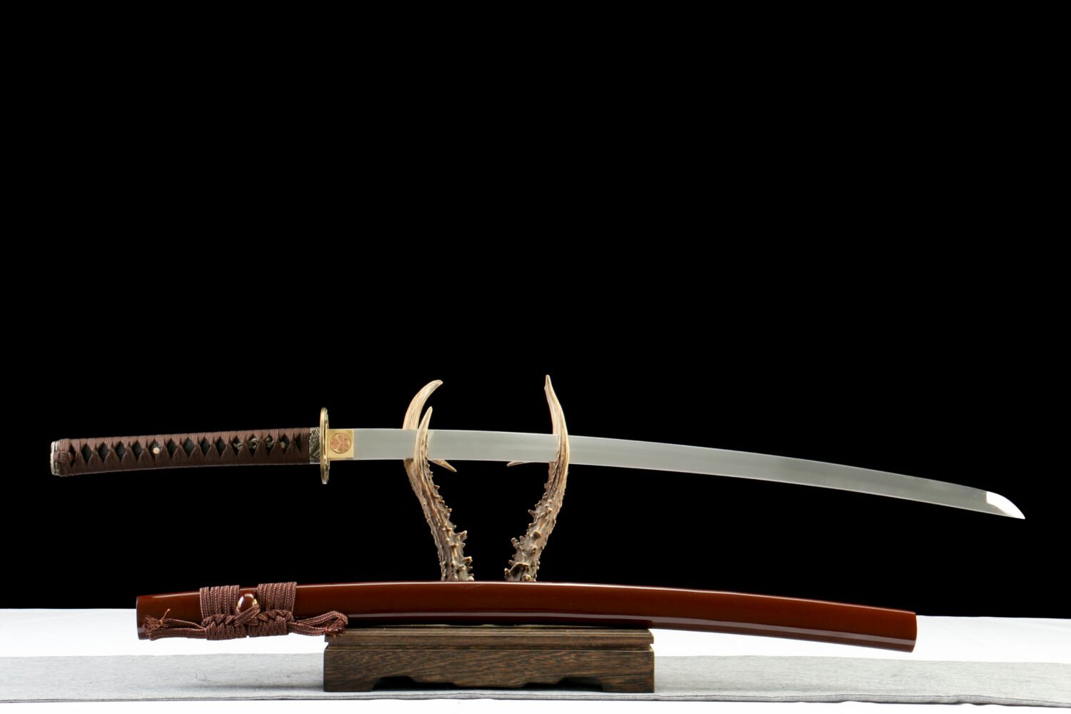 IMG_2024 1065 steel - pure handmade Japanese katana - green leather sheath - zinc alloy fittings - wine red high manganese steel katana - dark edges