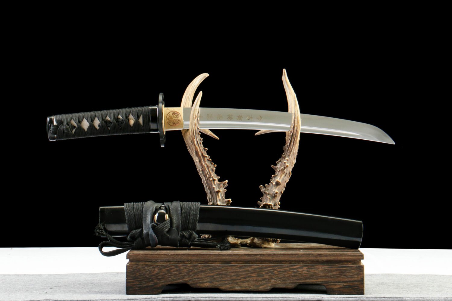 IMG_2235 1065 steel - pure hand-forged samurai sword - green leather sheath - iron equipment - iron special lower thread high carbon steel samurai sword - black edge