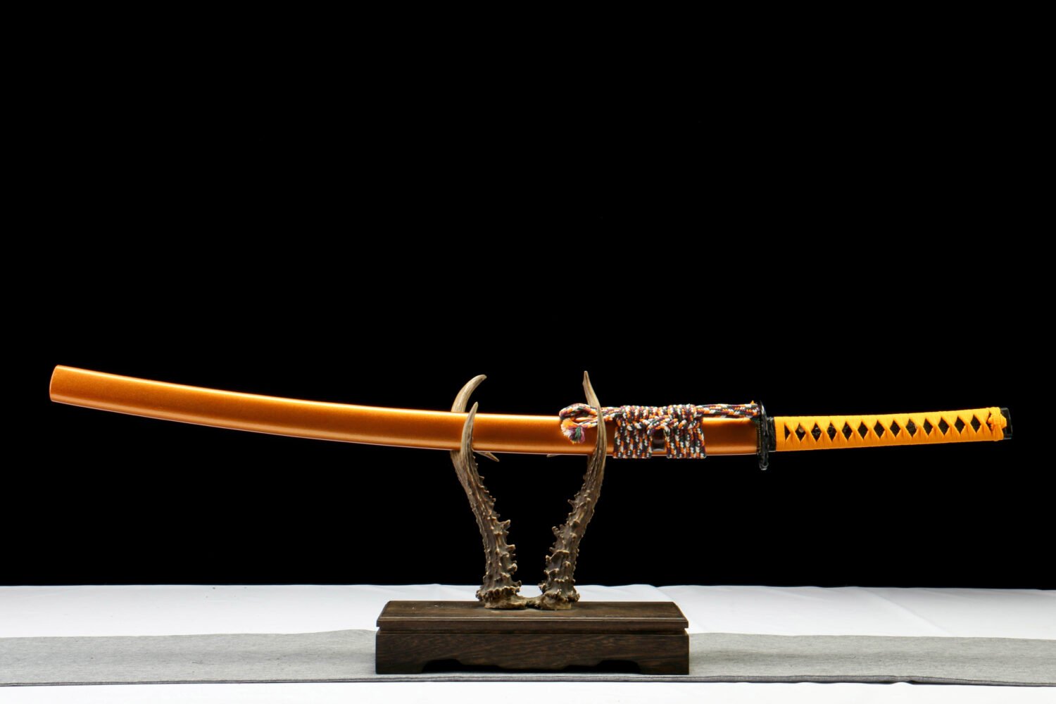 IMG_2645 1065 steel - pure hand-forged samurai sword - zinc alloy fittings - dragon guard yellow samurai sword - plain gold