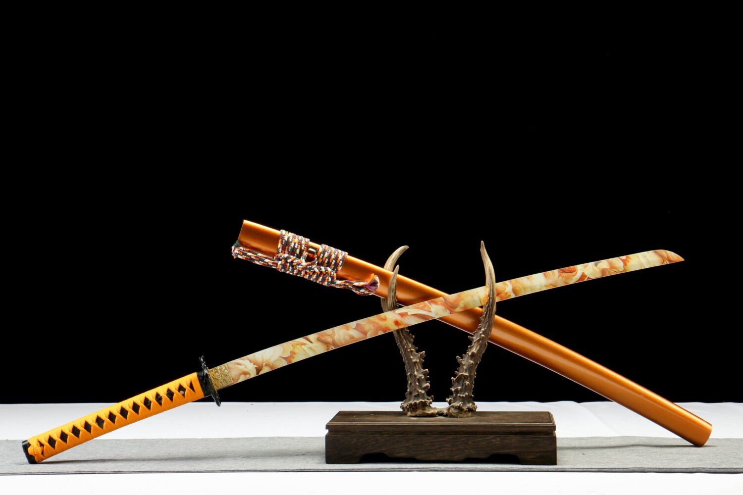 IMG_2662 1065 steel - pure hand-forged samurai sword - zinc alloy fittings - dragon guard yellow samurai sword - plain gold