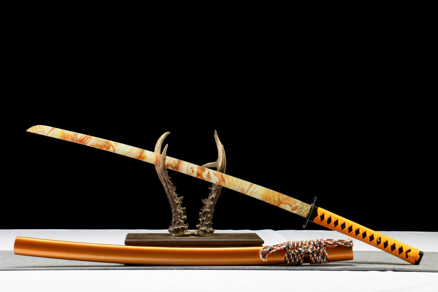 IMG_2667 1065 steel - pure hand-forged samurai sword - zinc alloy fittings - dragon guard yellow samurai sword - plain gold