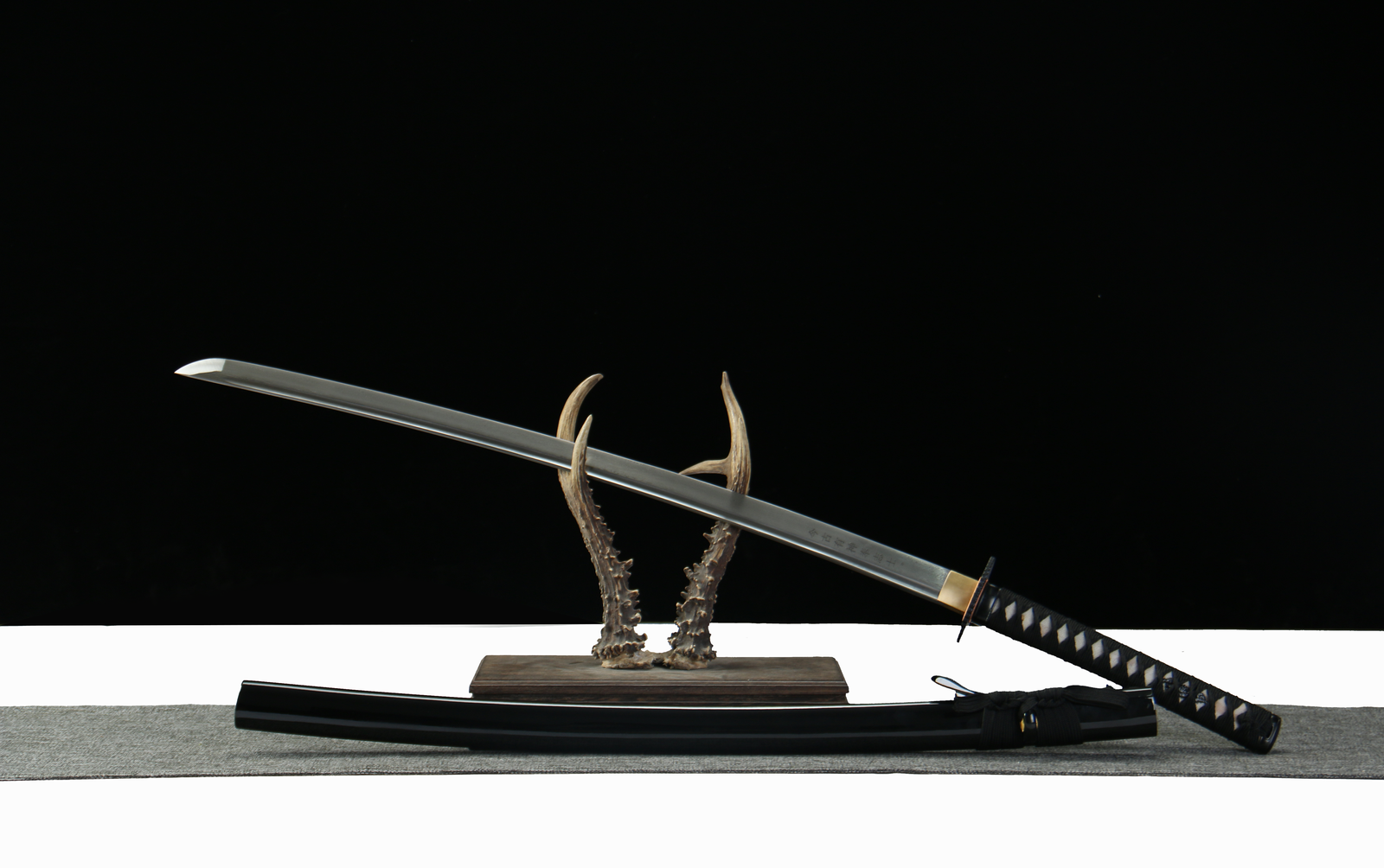 Patterned steel - pure hand-forged samurai sword - green leather sheath - iron harness - black feather