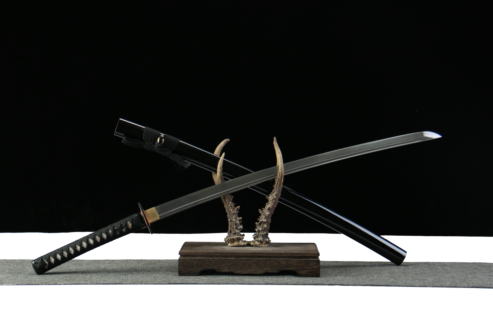 Patterned steel - pure hand-forged samurai sword - green leather sheath - iron harness - black feather